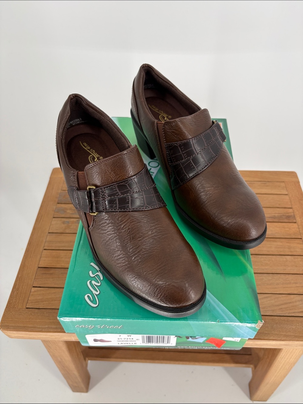 New Easy Street Women’s brown Leather Slip-On Dress Shoes size 7W